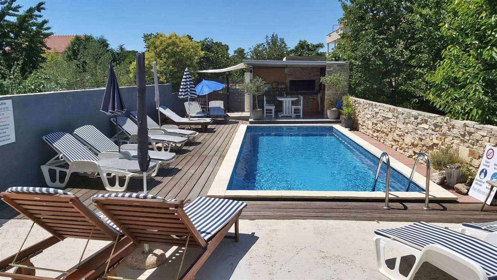 Guest House Dragić: outdoor pool with sun loungers and a terrace