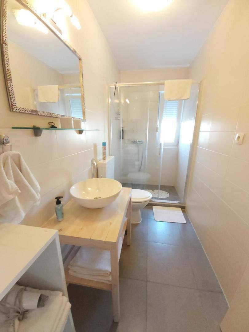 Guest House Dragić: bathroom with washbasin and mirror